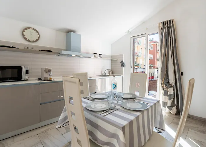 Hostdomus - Casa Madi 아파트 알라시오